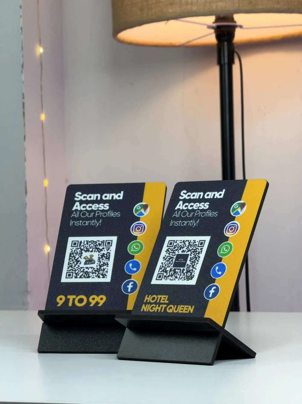 બે ખરેખરનાં ScanEra Smart QR Standee
