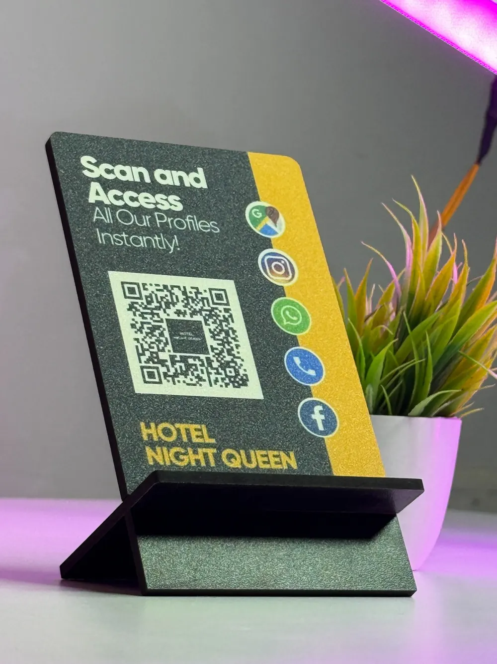 પ્લાન્ટ સાથે Hotel ScanEra Standee